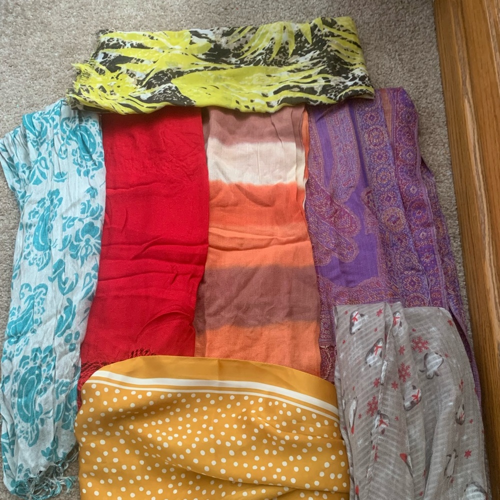 7 various neck scarves, sold as a lot
